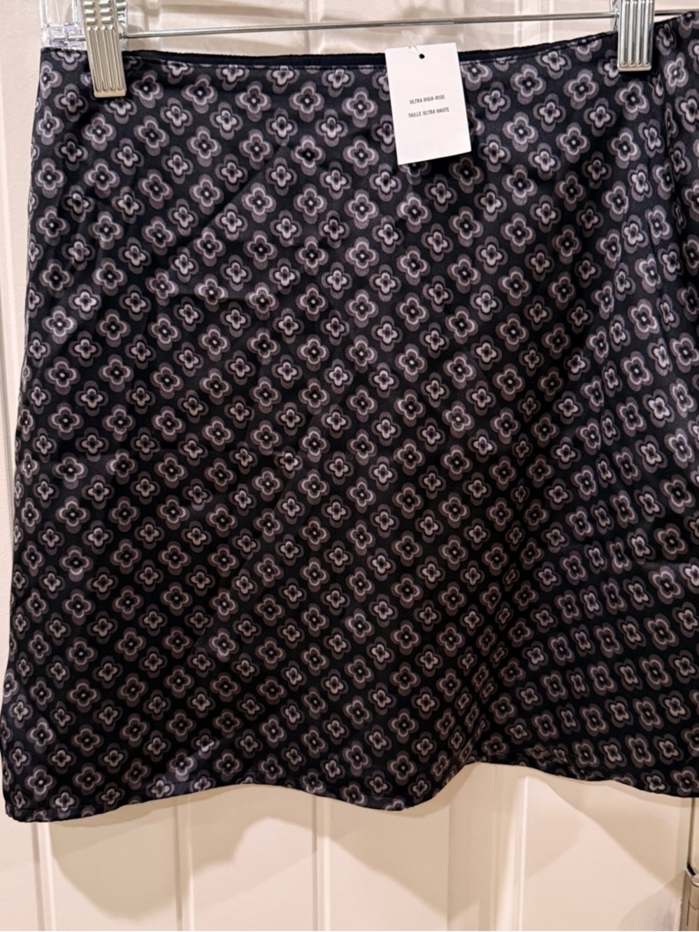 Hollister Ultra High-Rise Satin Mini Skirt XS Black Brown Floral Geometric NWT - Picture 3 of 11